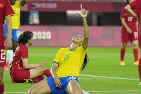 Kaiyun-德罗巴官方宣布重要助攻新规，中国队引发争议！赛场气氛高涨(德罗巴滑跪三条杠)